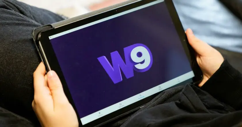 Malgré les critiques sur ce type de programme, W9 lance une nouvelle télé-réalité: Les Cinquante